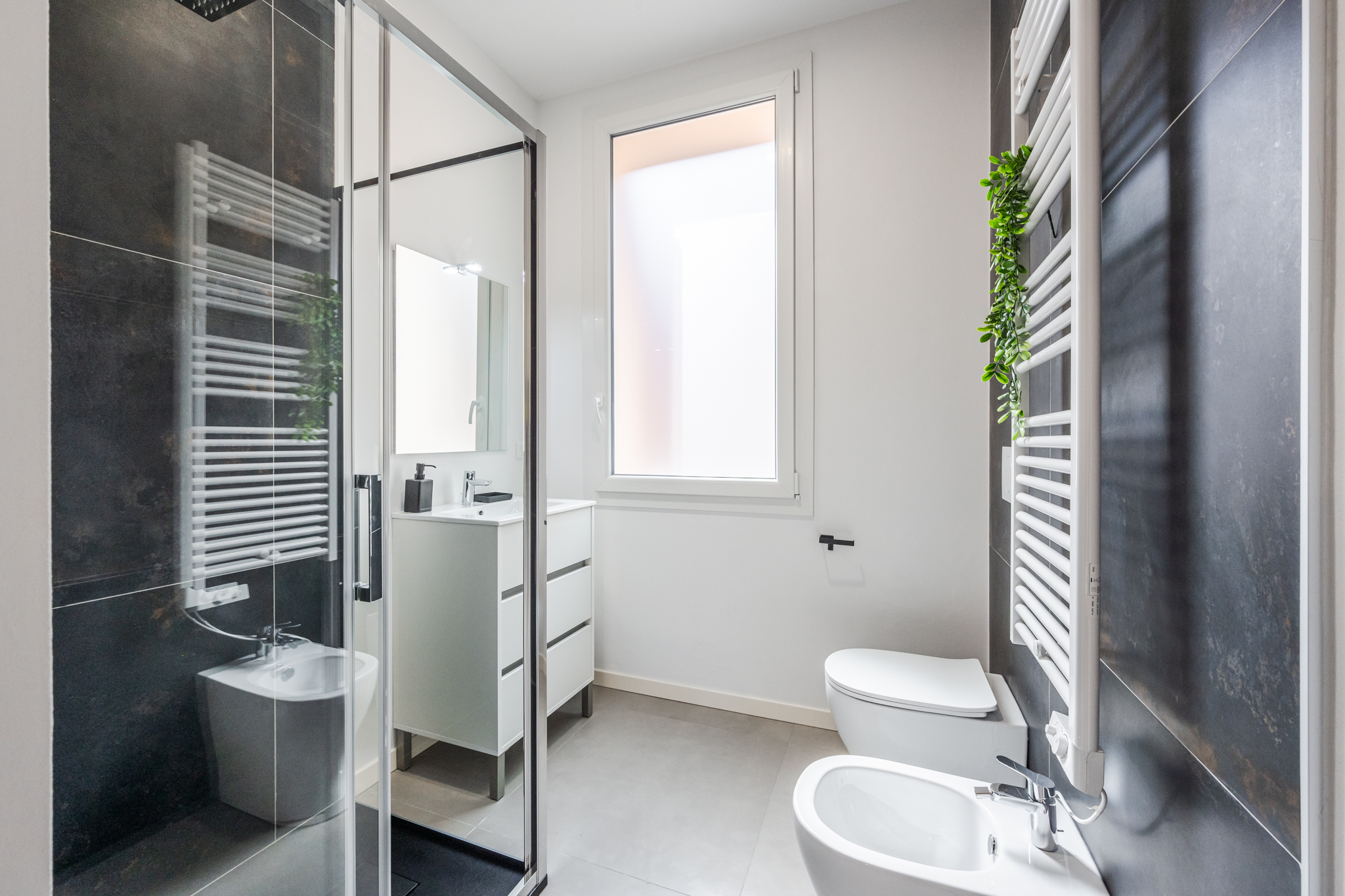 Bagno primo piano nero casa stanze studenti Ferrara