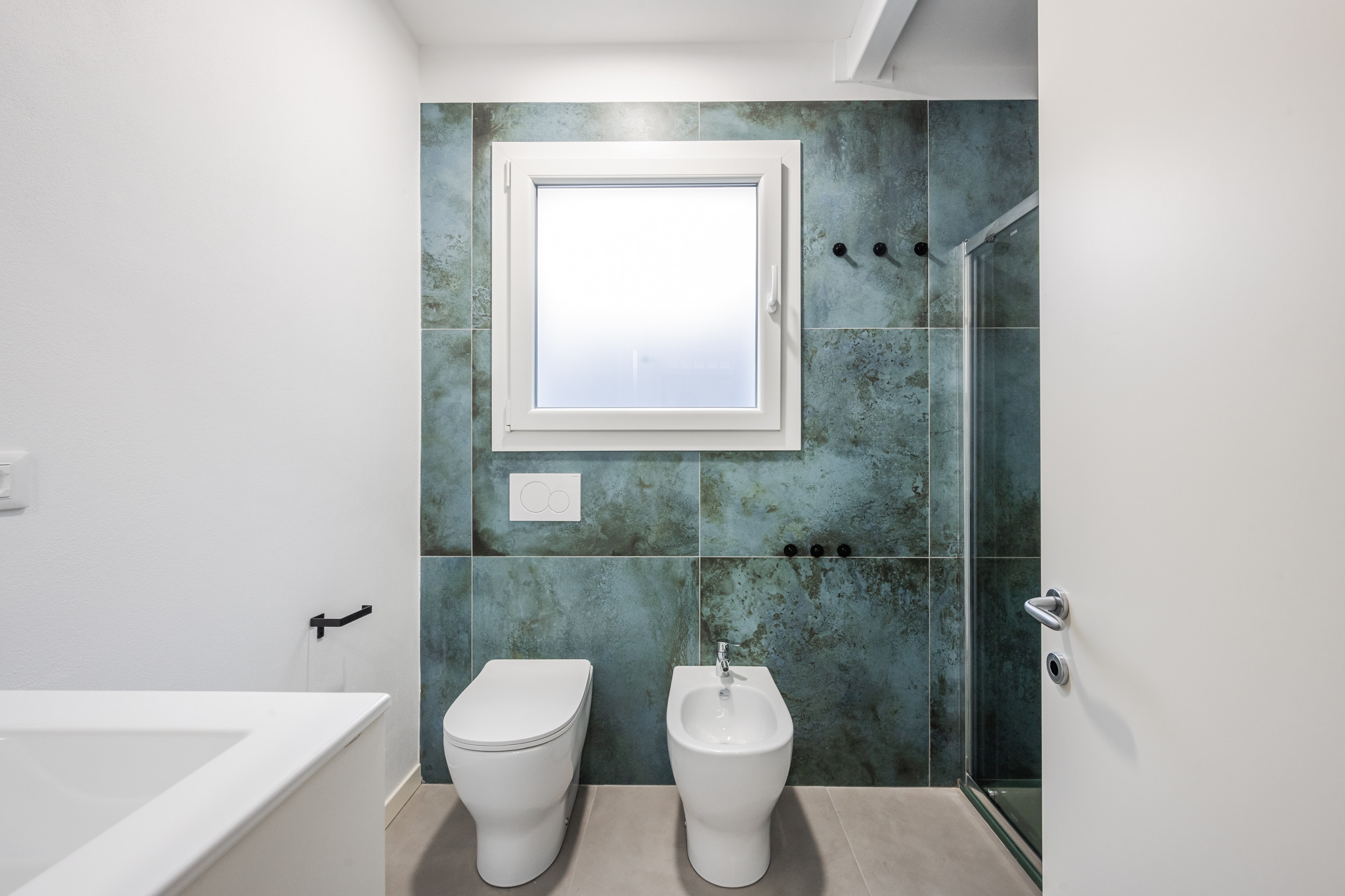 Bagno piano terra blu casa stanze studenti Ferrara